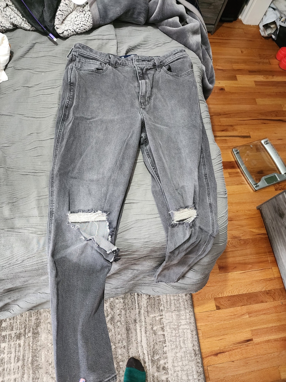 Hollister Gray Ultra High-Rise Mom Jeans size 13R